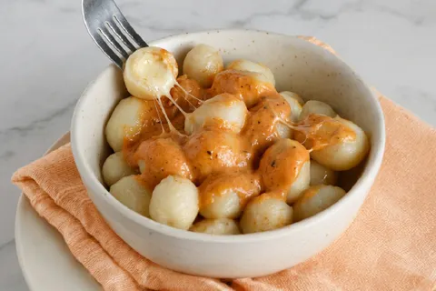 Ñoquis de Papa rellenos de Queso con Salsa Mixta