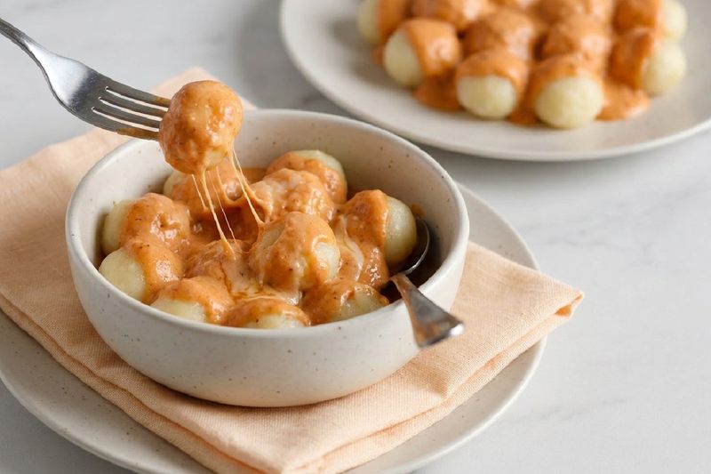 Ñoquis de Papa rellenos de Queso con Salsa Mixta