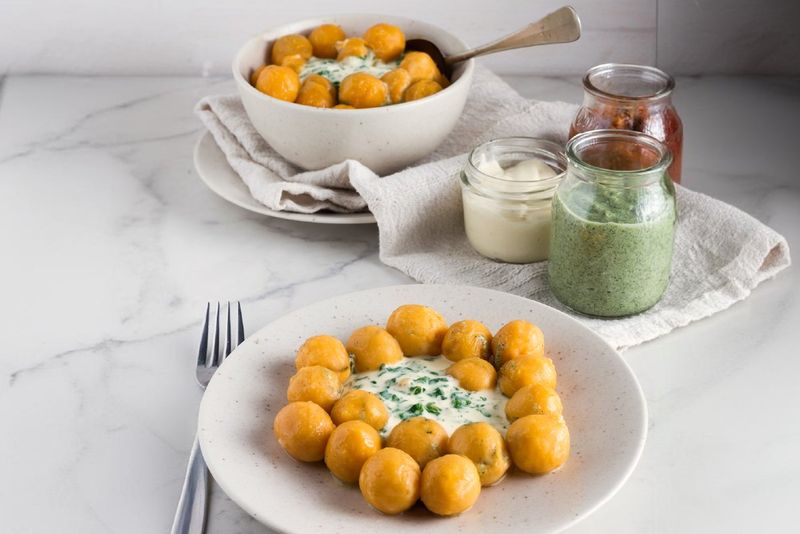 Ñoquis de Calabaza rellenos de Queso con Crema de Espinaca