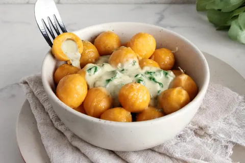 Ñoquis de Calabaza rellenos de Queso con Crema de Espinaca