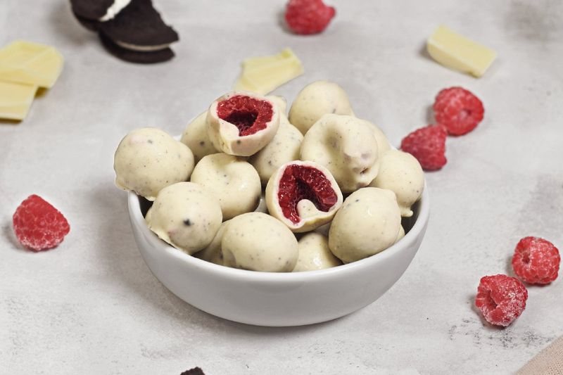 Frambuesas con Chocolate Blanco y Cookies