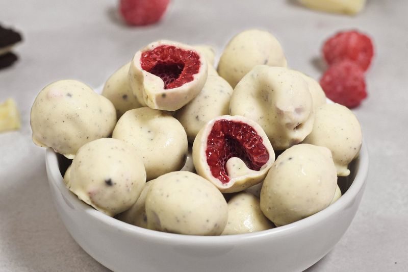 Frambuesas con Chocolate Blanco y Cookies