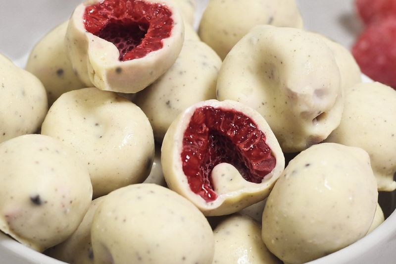 Frambuesas con Chocolate Blanco y Cookies