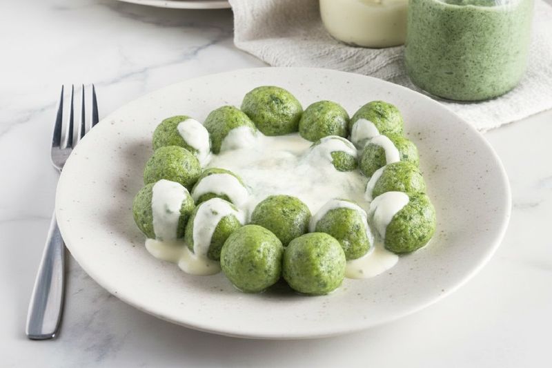 Ñoquis de Espinaca rellenos de Queso con Salsa Crema