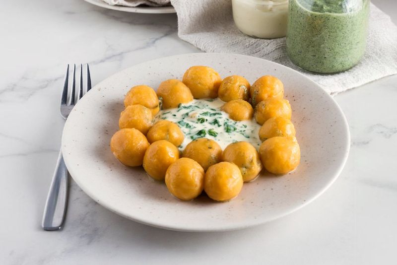 Ñoquis de Calabaza rellenos de Queso con Crema de Espinaca