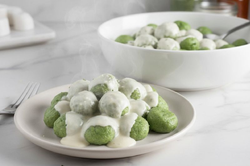 Ñoquis de Espinaca rellenos de Queso con Salsa Crema