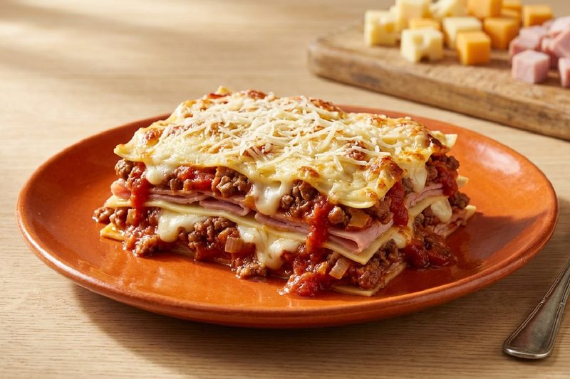 Lasagna Bolognesa con jamón y queso